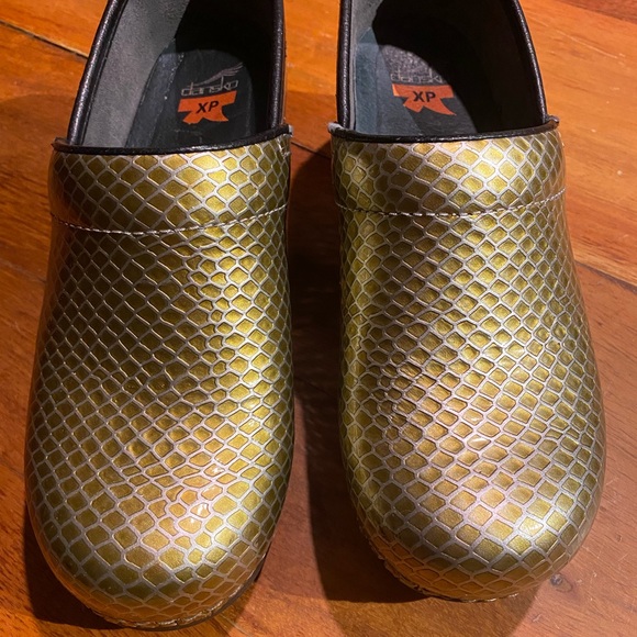 Dansko XP gold snakeskin pattern slip on clogs size 36 - Picture 2 of 7